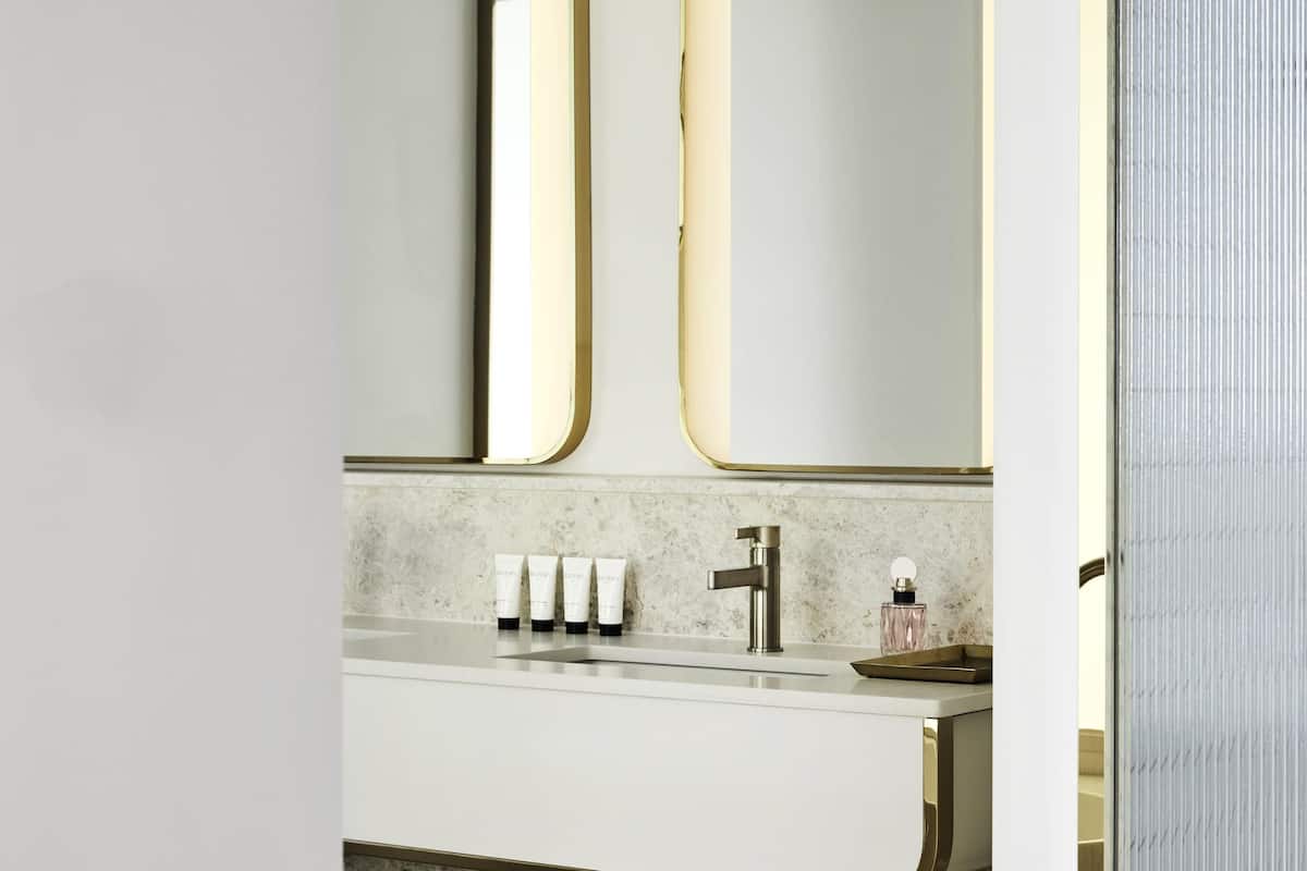 Deluxe Suite, 1 Bedroom | Bathroom | Shower, eco-friendly toiletries, hair dryer, bathrobes