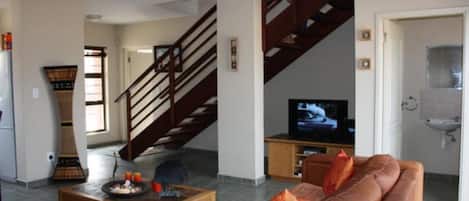 Departamento, 2 habitaciones | Sala de estar | Televisión de pantalla plana de 32 pulgadas con canales vía satélite