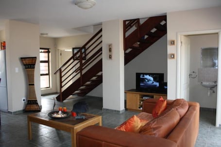 Appartamento, 2 camere da letto | Soggiorno | TV a schermo piatto 32 pollici con canali satellitari, TV, caminetto. On The Dunes 8