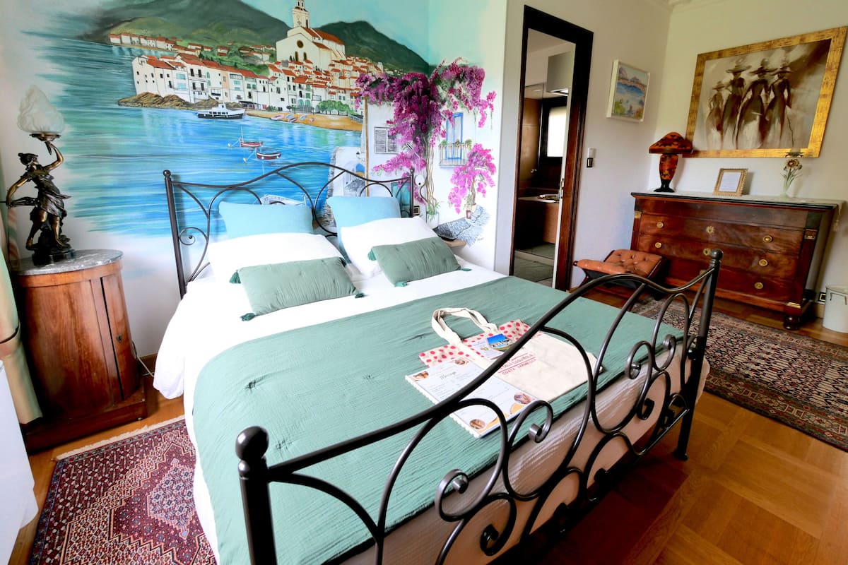Cadaques | Una cassaforte in camera, con stile personalizzato