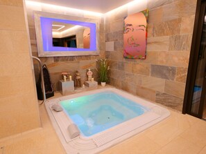 ساونا، حوض استحمام ساخن، جلسات تدليك