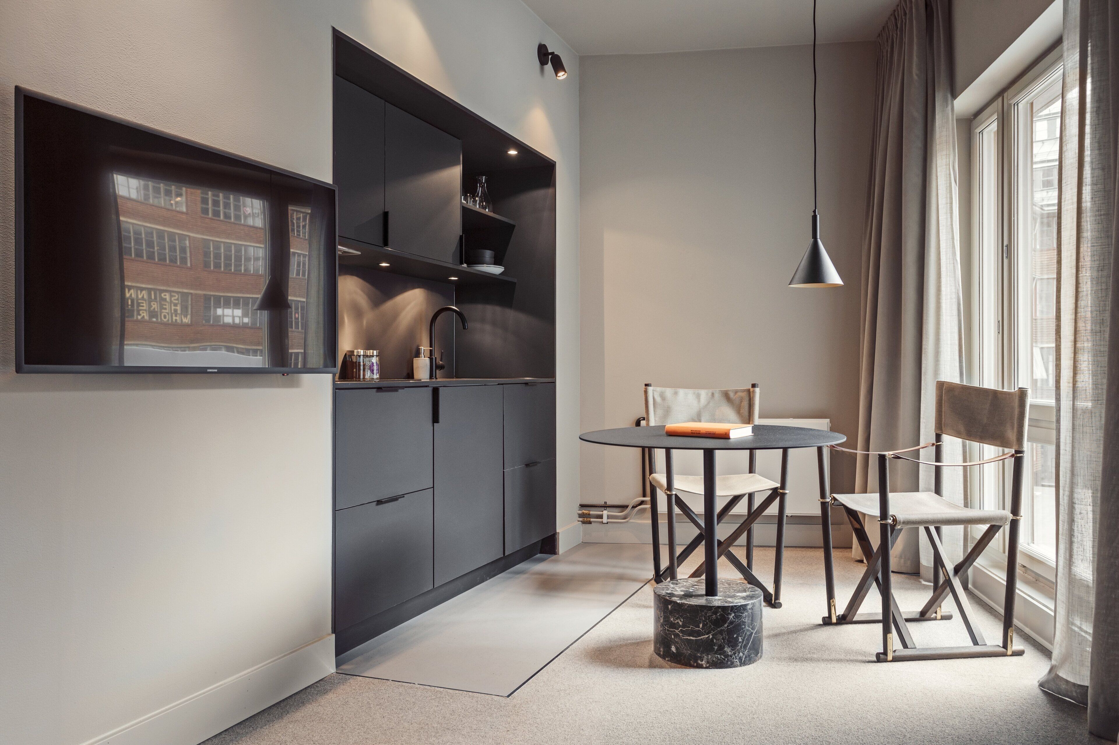 Muebles diferentes, escritorio y tabla de planchar con plancha 