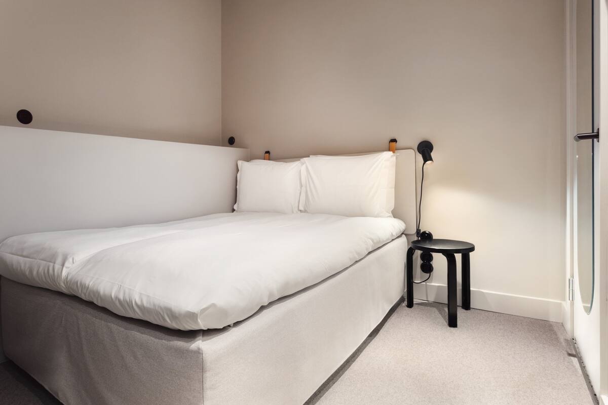 Room - Sleep Tight No Window - 1 Double Bed | デスク、アイロン / アイロン台、ベビーベッド (無料)、WiFi (無料)