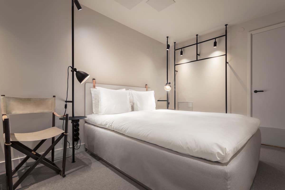 Room - Sleep Deeper, No Window - 1 Double Bed | デスク、アイロン / アイロン台、ベビーベッド (無料)、WiFi (無料)