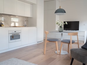 Standard-studio | Yksityinen keittiö | Täysikokoinen jääkaappi, mikroaaltouuni, uuni, liesi