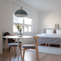 Una camera da letto moderna con un letto, un comodino e una finestra.