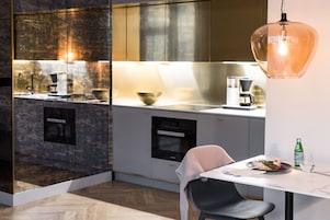 Full-sized fridge, microwave, oven, stovetop