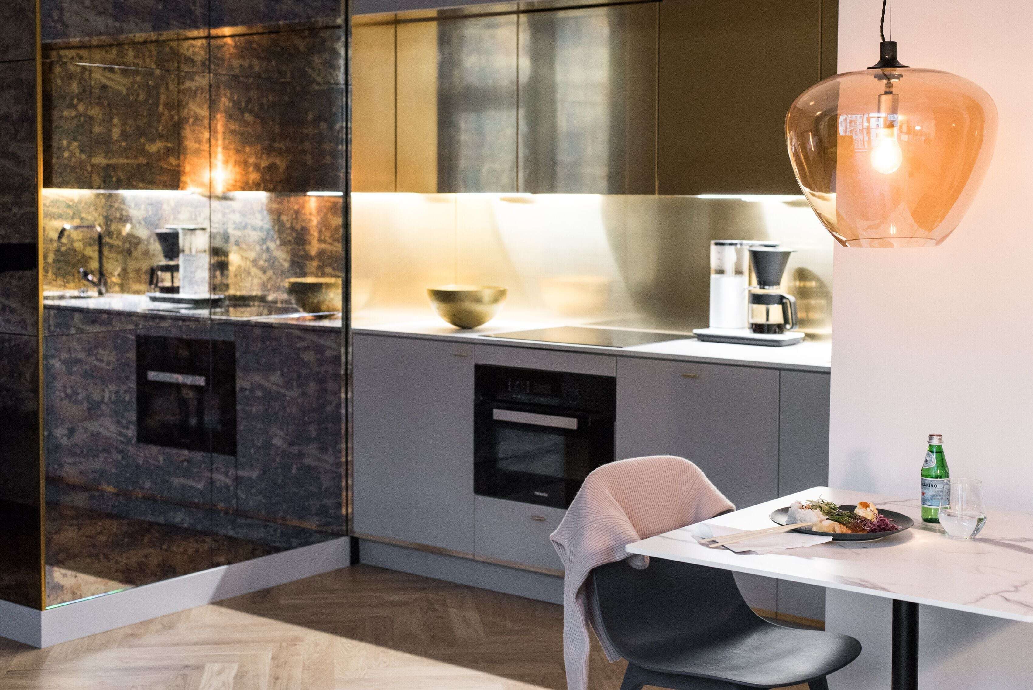 Cocina privada | Frigorífico grande, microondas, horno y placa de cocina