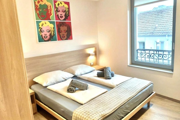 Peralatan tempat tidur hipoalergenik, peti besi dalam bilik, meja