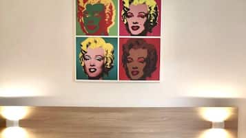 Ropa de cama hipoalergénica y caja de seguridad en la habitación