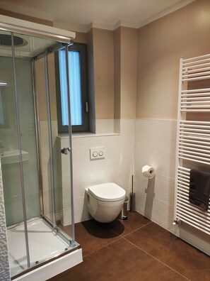 Apartment, 2 Bedrooms | Bathroom | Shower, rainfall showerhead, hair dryer, towels - Kriemhilde Depandance (Worms)