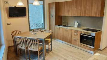 Flat-screen TV, heated floors