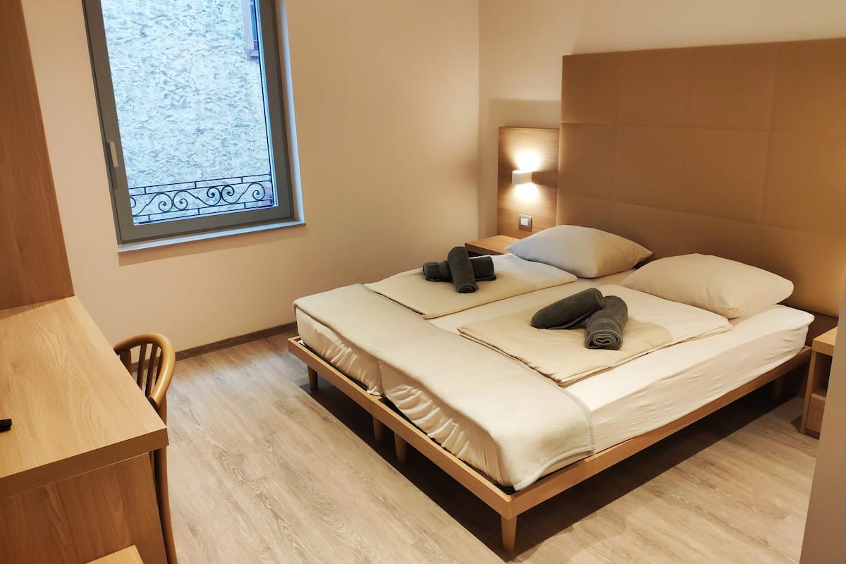 Ropa de cama hipoalergénica y caja de seguridad en la habitación