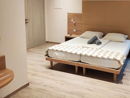 Ropa de cama hipoalergénica y caja de seguridad en la habitación 
