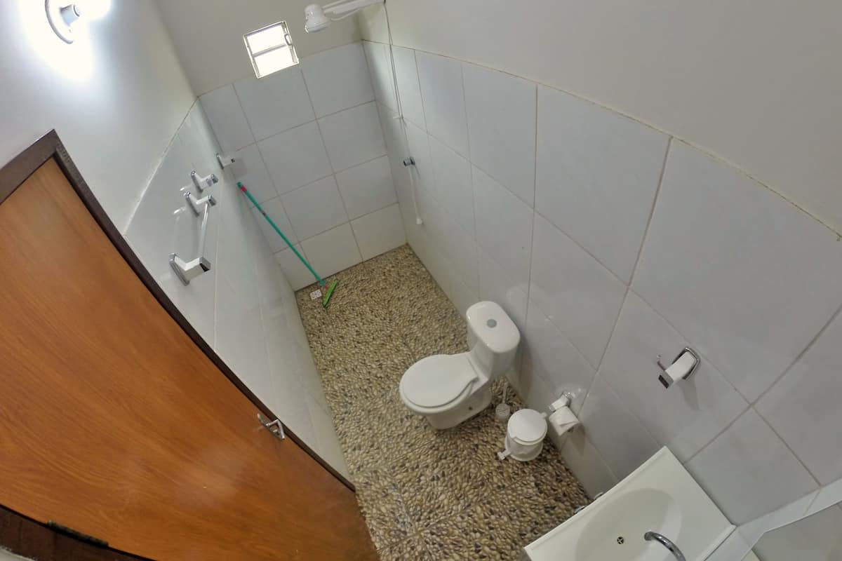 Ein kleines Badezimmer mit Toilette, Bidet und Waschbecken.
