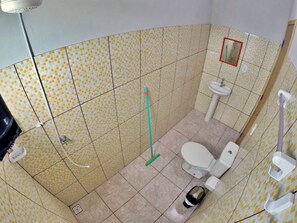 Un baño pequeño con inodoro, lavabo y ducha.