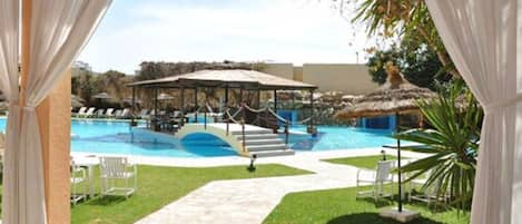 Piscina coperta, piscina all'aperto, ombrelloni da piscina, lettini