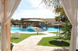 Piscina interna, piscina externa, funciona das 9h30 às 18h, guarda-sóis