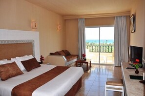 Junior Suite | Blackout drapes, bed sheets - Hôtel Narcis - Adults Only (Nabeul)