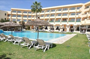 Inomhuspool, utomhuspool, parasoller och solstolar