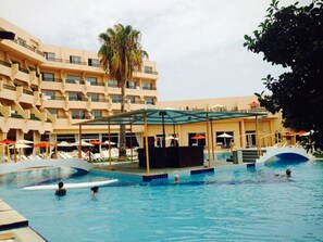 Piscina interna, piscina externa, funciona das 9h30 às 18h, guarda-sóis