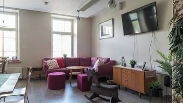 Platt-tv, bordsfotboll, ett bordtennisbord och böcker