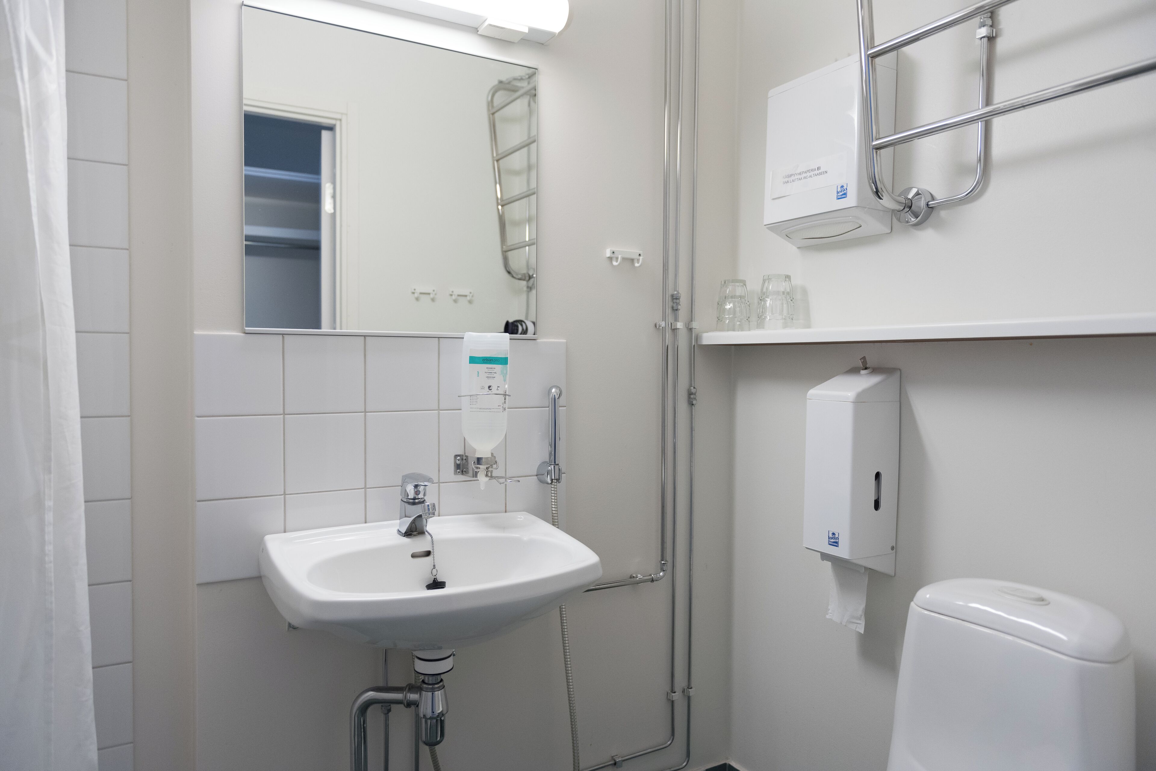 shower, free toiletries, hair dryer, bidet