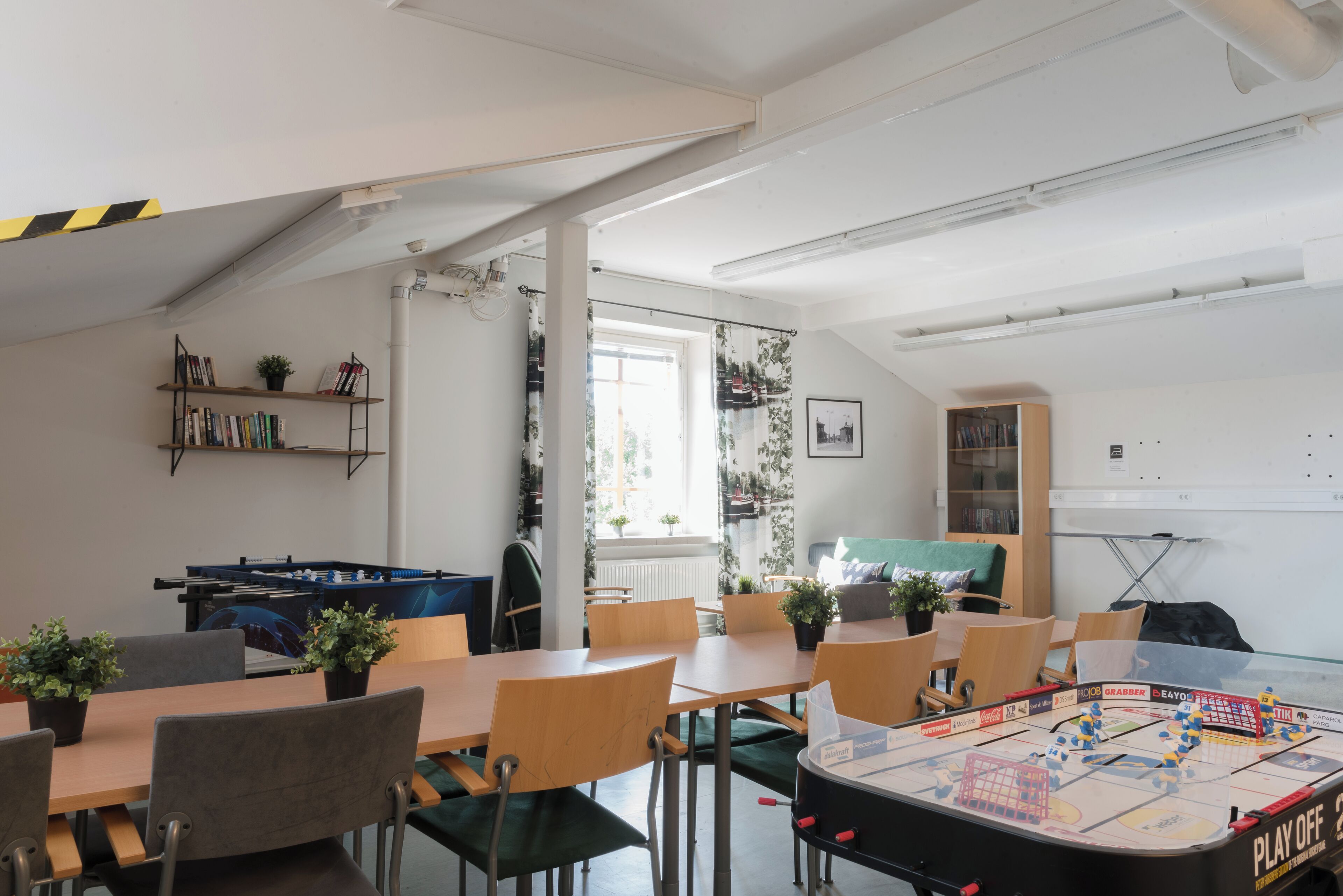 Flachbildfernseher, Tischfußball, Tischtennisplatte, Bücher