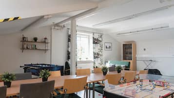Flachbildfernseher, Tischfußball, Tischtennisplatte, Bücher