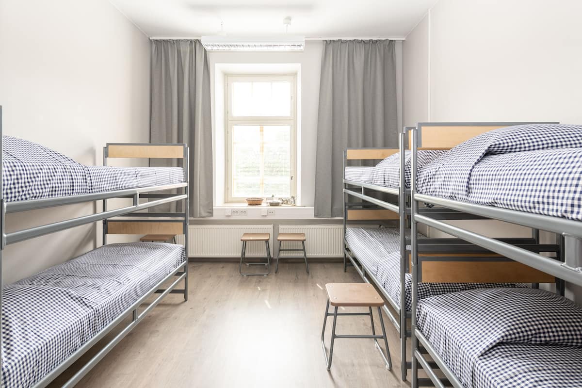 Kamer | Een bureau, een laptopwerkplek, verduisterende gordijnen