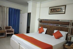 Deluxe-Zimmer, 1 King-Bett, Nichtraucher, Stadtblick | 1 Schlafzimmer, Zimmersafe, individuell eingerichtet, Schreibtisch