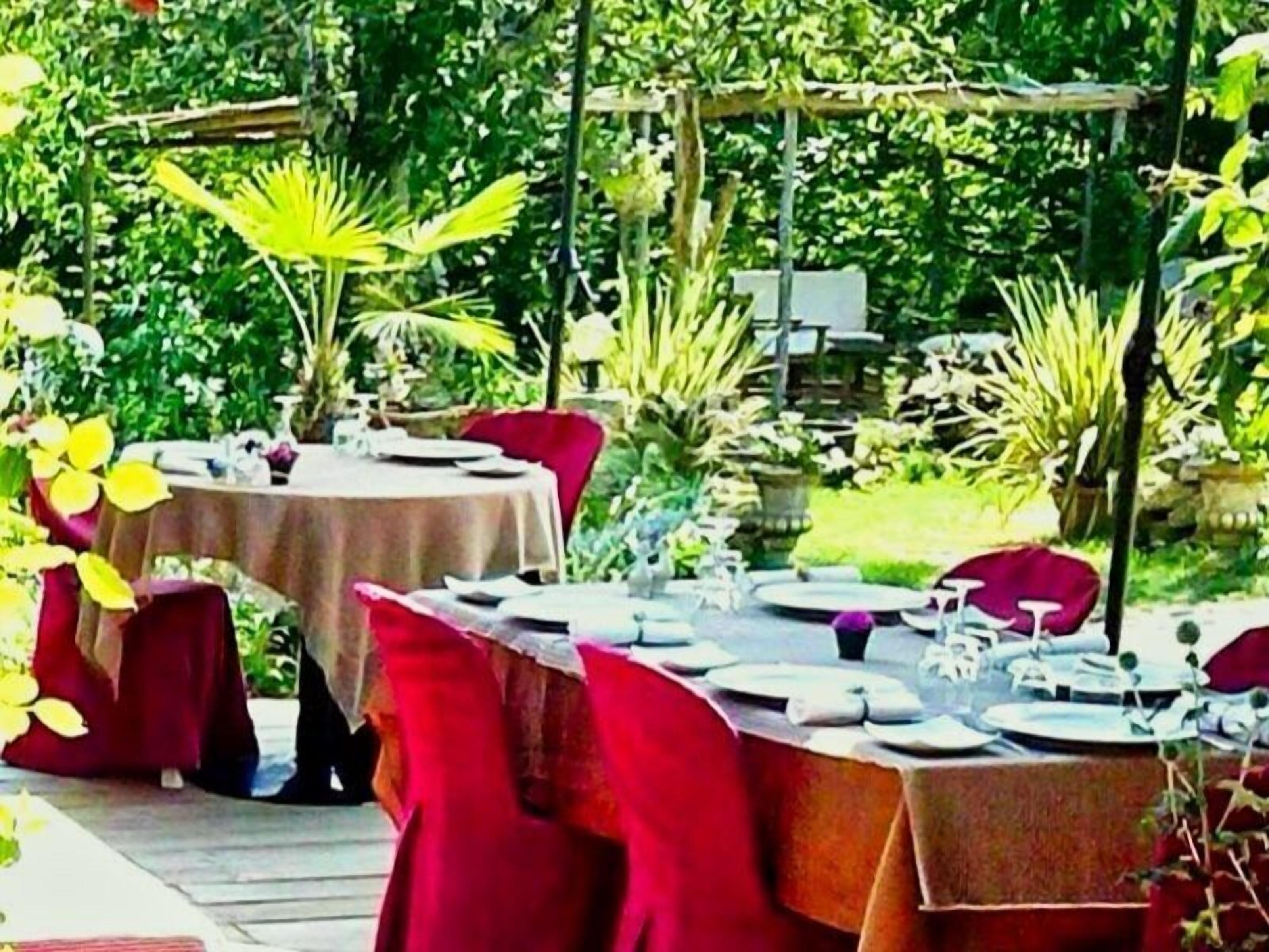 Dîner servi sur place, vue sur le jardin 