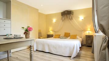 Habitación doble (Isis) | 1 habitación, ropa de cama de alta calidad y decoración personalizada