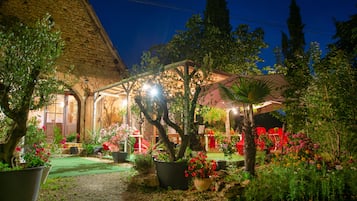 Abendessen, regionale Küche, Blick auf den Garten 