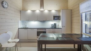 Une cuisine moderne avec des murs en bois, une table à manger et une chaise blanche.