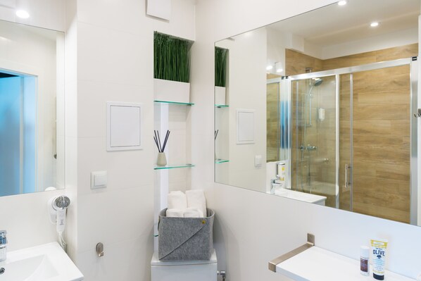 Superior Studio | Bathroom | Shower, hair dryer, towels