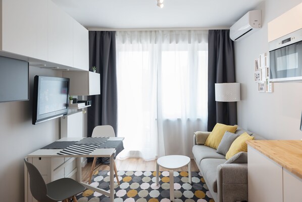 Estudio, balcón | Ropa de cama de alta calidad, escritorio y cortinas blackout 