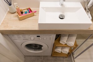 Estudio, balcón | Baño | Regadera, secadora de cabello, toallas 