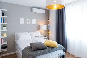 Estudio superior | Ropa de cama de alta calidad, escritorio y cortinas blackout 
