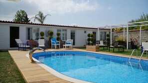 Seasonal outdoor pool, pool umbrellas, sun loungers - No 26 Alacati (Cesme)