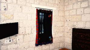 Chambre Classique, 1 grand lit (Bay Window) | Minibar, coffres-forts dans les chambres, fer et planche Ă repasser