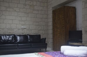 Deluxe-Zimmer, 1 Queen-Bett, Kamin, Poolblick | 1 Schlafzimmer, Minibar, Zimmersafe, Bügeleisen/Bügelbrett