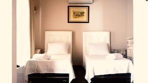 Chambre Supérieure, 1 grand lit et 1 canapé-lit, vue piscine | Minibar, coffres-forts dans les chambres, fer et planche à repasser