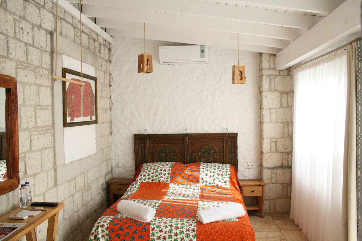 Basic Room, 1 Queen Bed, Pool View