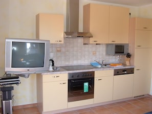 Huoneisto (Juist - incl. 35 EUR cleaning fee) | Yksityinen keittiö | Täysikokoinen jääkaappi, mikroaaltouuni, uuni, liesi