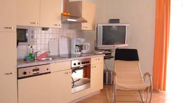 Apartment (Spiekeroog-incl. 35 EUR cleaning fee) | Private kitchen | Full-sized fridge, microwave, oven, stovetop