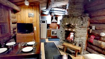 Apartamento, sauna (F21) | Zona de estar | Una televisión de pantalla plana, una chimenea, suelo radiante