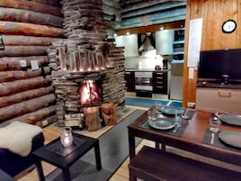 Apartamento, sauna seca (B6) | Sala de estar | TV de tela plana 32 polegadas com canais digitais, TV, lareira