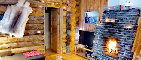 Smart TV 42 pulgadas con canales de televisión digitales, chimenea