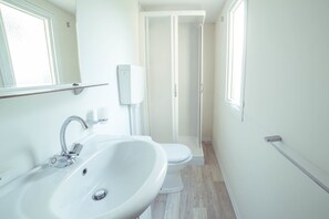 Shower, bidet, towels - Camping Bungalow Wien (Peschiera del Garda)
